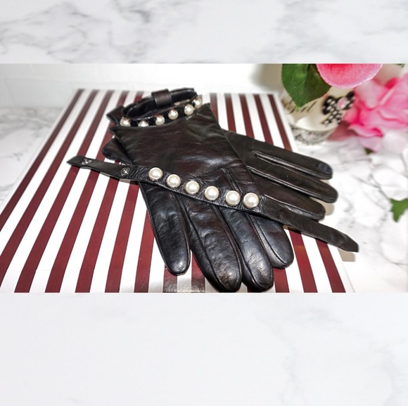 HENRI BENDEL LEATHER GLOVES WITH PEARL BRACELET - Picture 2 of 4